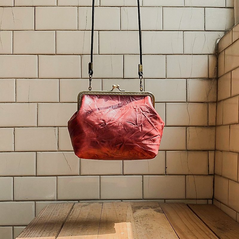 DUAL - Hand-stitched top layer cowhide vintage kiss lock bag- scratch red (Mother's Day) - กระเป๋าใส่เหรียญ - หนังแท้ สีแดง