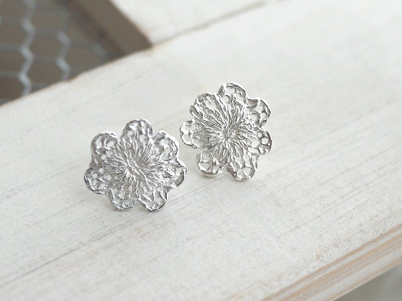 [Jin Xialin, sterling silver, ear needle] seven-petal lace ear - Earrings & Clip-ons - Other Metals 