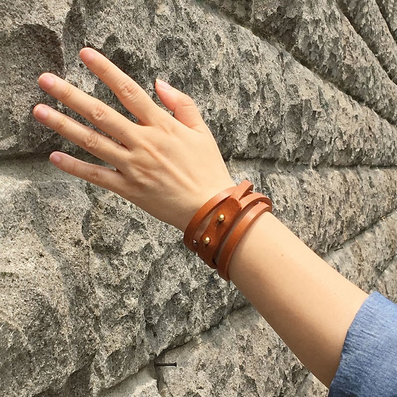 Angels leather bracelet brown - สร้อยข้อมือ - หนังแท้ สีนำ้ตาล