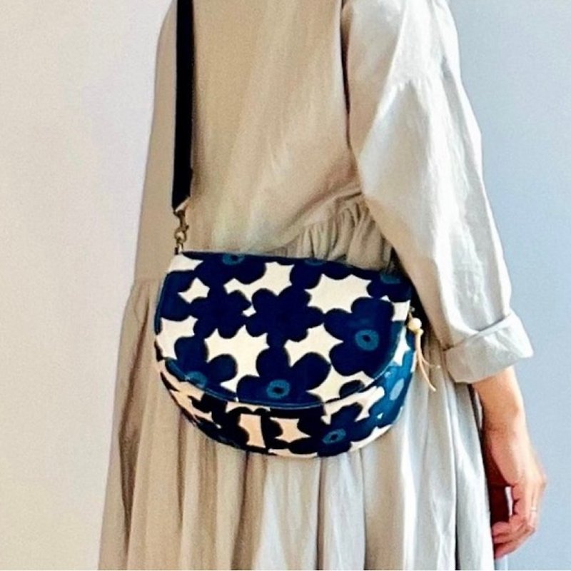 Poppy Saddle Bag. The removable strap can be carried on the shoulder/cross-shoulder. Nordic M flower. Zip pocket slip pocket - Messenger Bags & Sling Bags - Cotton & Hemp Blue