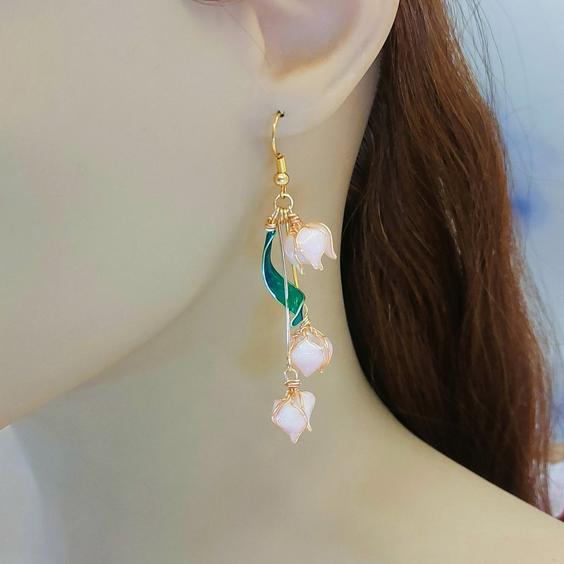 可愛感粉色鈴蘭花樹脂耳環 14KGF金包銀耳勾 可改夾式 - 耳環/耳夾/耳骨夾 - 樹脂 粉紅色