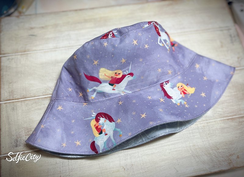 Fantasy Little Girl and Unicorn Gray Mushroom Pattern Reversible Bucket Hat Sun Hat - หมวก - ผ้าฝ้าย/ผ้าลินิน หลากหลายสี