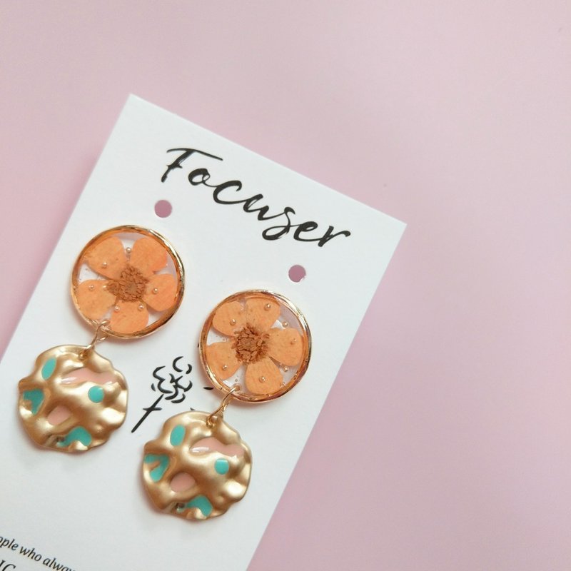 Dried flower earrings orange pendant gift - ต่างหู - เรซิน สีส้ม