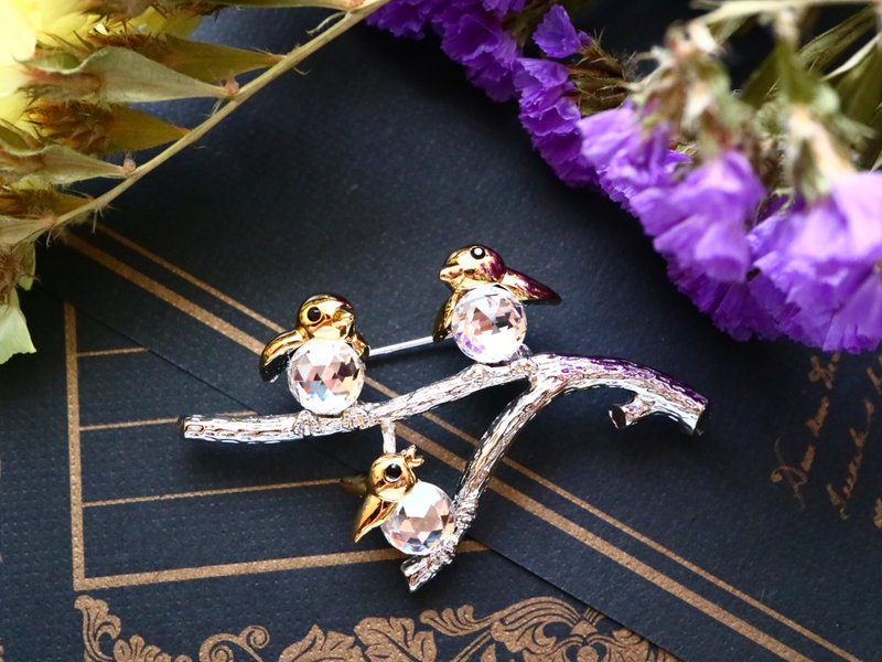 今日はどこ行く　上質 ブローチ 小鳥 オーストリアクリスタルガラス 鳥 とり トリ バード 3羽 家族 枝 上品 優雅 動物 どうぶつ アニマル 自然 森 木 - 胸針 - 玻璃 透明