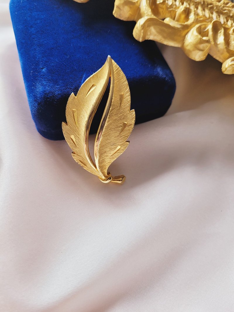 美國西洋古董飾品 / JJ金色鏤空葉子胸針/別針 古董首飾 - 徽章/別針 - 其他金屬 