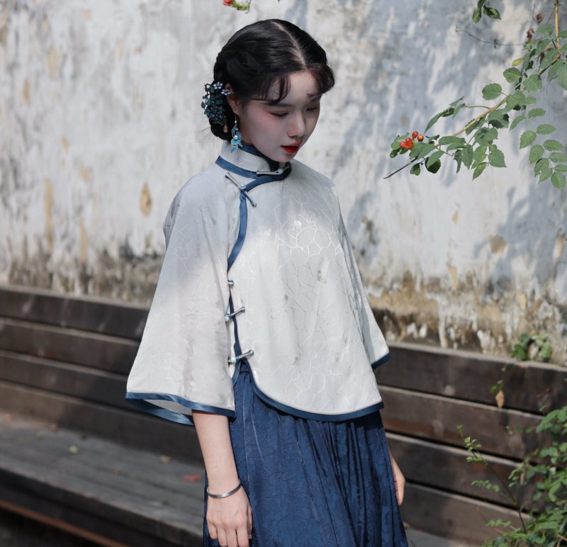 [Ming Ru Jing] Neo-Chinese Republic Era Vintage Style Silk Jacquard Da Xia Sleeve Top / Qipao - เสื้อผู้หญิง - วัสดุอื่นๆ ขาว