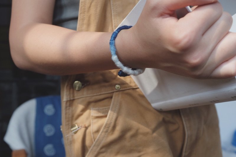 Indigo dyed wool bracelet 天然藍染手鐲 no.3/6 tie dyed - 手鍊/手環 - 羊毛 藍色
