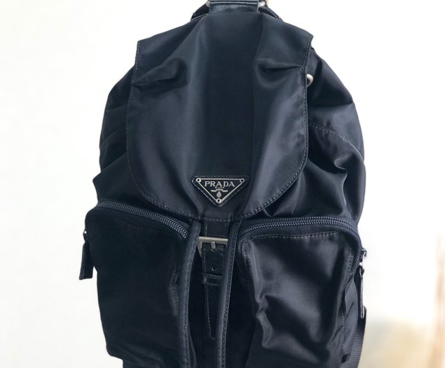 日本直送 名牌中古包 】PRADA プラダ バックパック ブラック トライアングルロゴ ナイロン ダブルポケット フロントバックル 7ugci6 -  ショップ VintageShop solo リュック・バックパック - Pinkoi