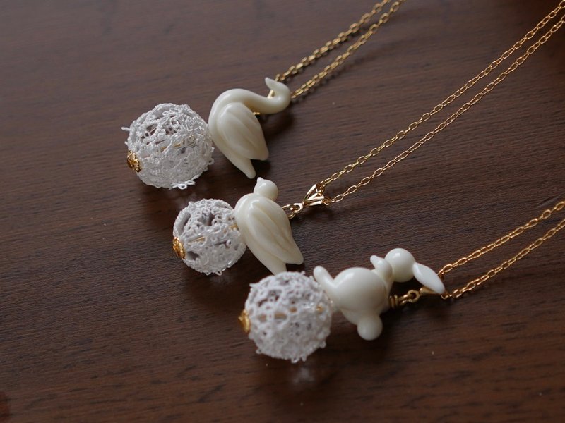 Tatting Lace 手工蕾絲動物玻璃項鍊 - 項鍊 - 玻璃 白色