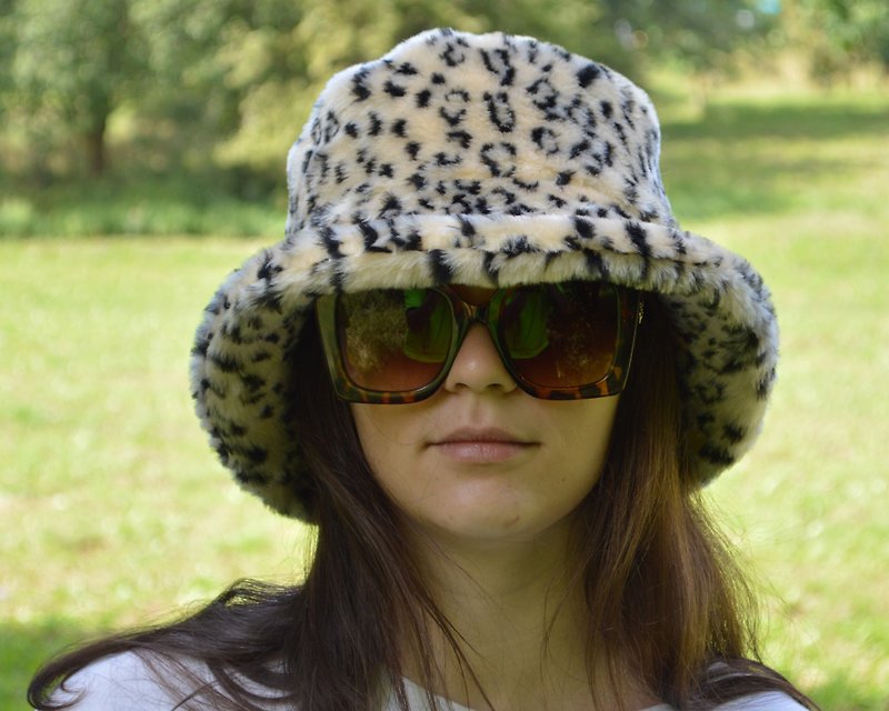 Faux fur bucket hat in leopard print. Fashion hat with animal print cheetah. - 帽子 - 其他材質 卡其色