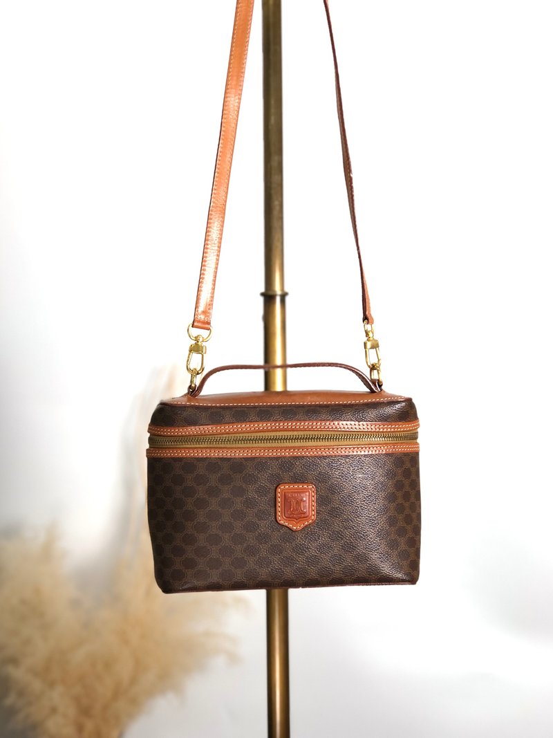 【 日本直送　名牌中古包 】CELINE セリーヌ ショルダーバッグ ブラウン ブラゾン型押し PVC レザー 2way バニティバッグ  cadu5h - 側背包/斜背包 - 防水材質 咖啡色