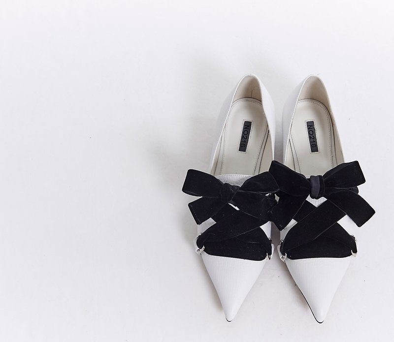 Velvet Ribbon Pointed Leather Heel Shoes White - รองเท้าส้นสูง - หนังแท้ สีน้ำเงิน