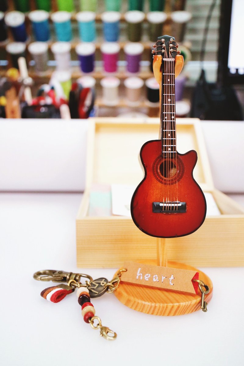 【日落色缺角吉他】吊飾擺飾禮物質感迷你音樂人mini guitar - 吊飾/掛飾 - 木頭 紅色