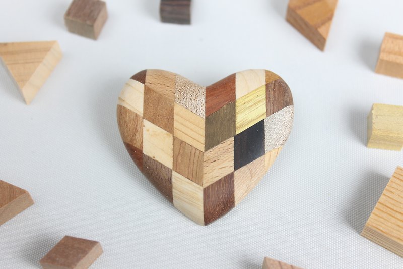 Heart brooch of parquet - Brooches - Wood 