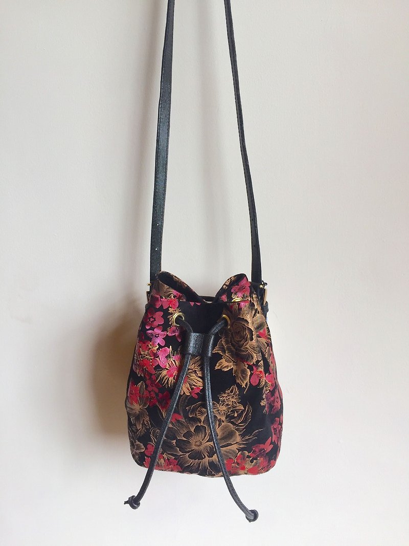 [Liangxu leather art] leather soft bag/small bucket bag/special printing/handmade - กระเป๋าแมสเซนเจอร์ - หนังแท้ สีดำ