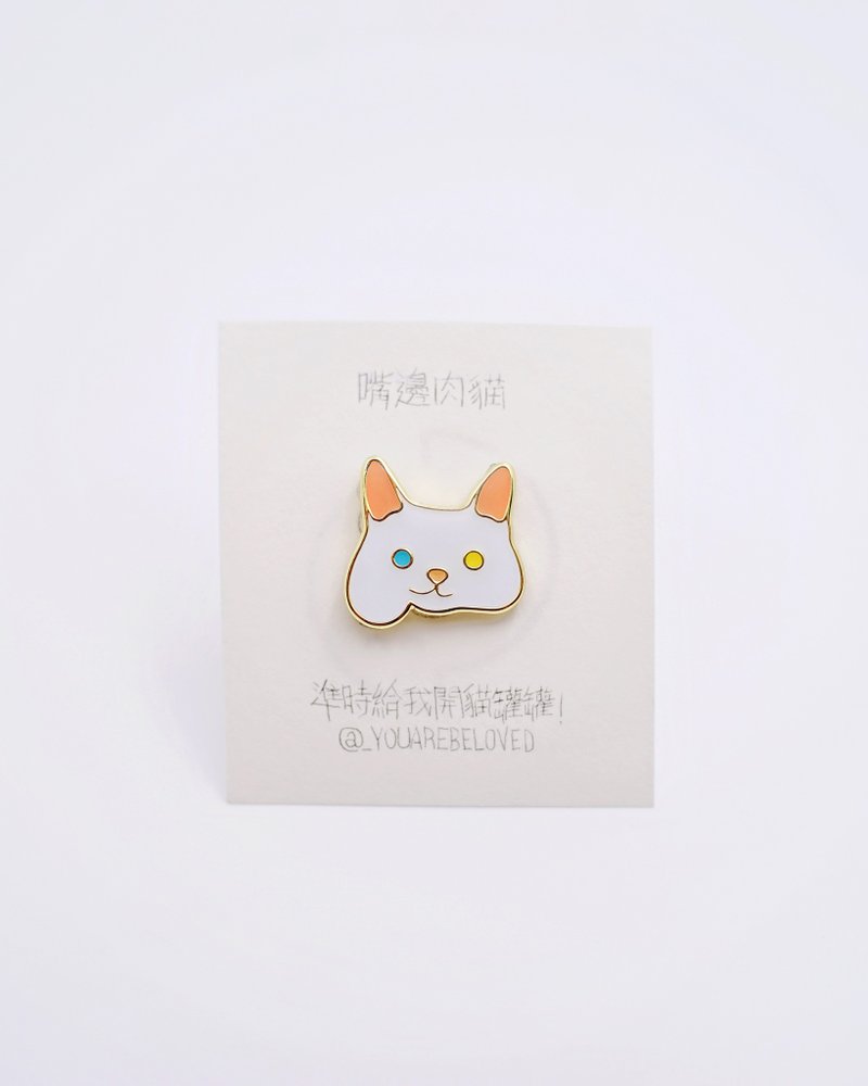 White Blue Yellow Eyes Meat Cat Meow Pins on Mouth - เข็มกลัด - อลูมิเนียมอัลลอยด์ สีดำ