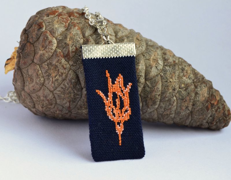 亞麻玫瑰花蕾刺繡吊墜黑色織物十字繡首飾花卉項鍊手工精緻女人禮 - 項鍊 - 亞麻 黑色