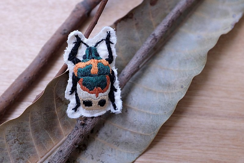 Hong Kong common bug brooch - Brooches - Thread Multicolor