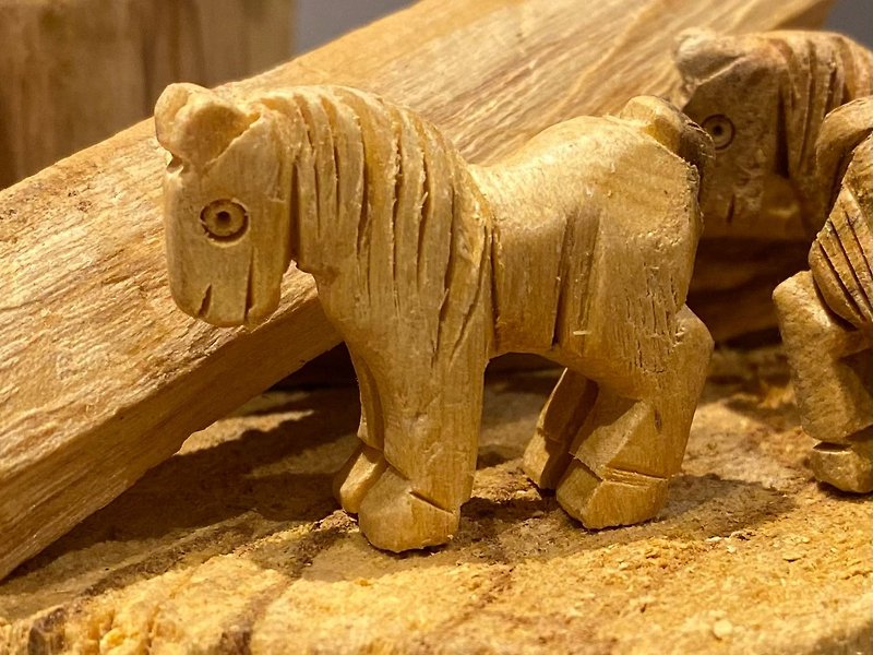 Peruvian sacred wooden pony statue indigenous handmade Inca sacred wooden mascot - ของวางตกแต่ง - ไม้ 