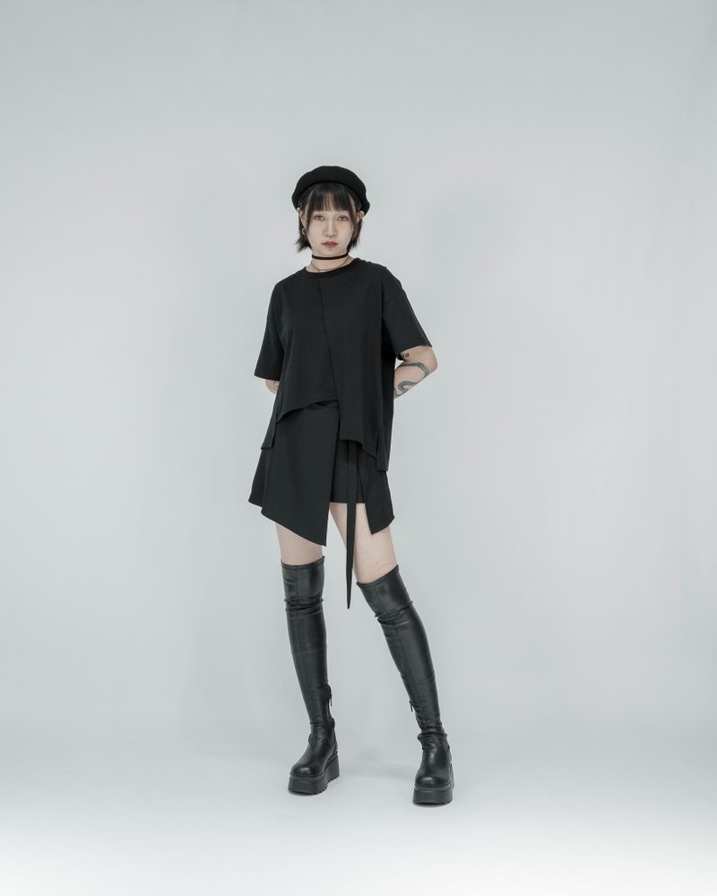 MUKK DESIGN 不規則斜裁T-黑 - 女 T 恤 - 聚酯纖維 黑色