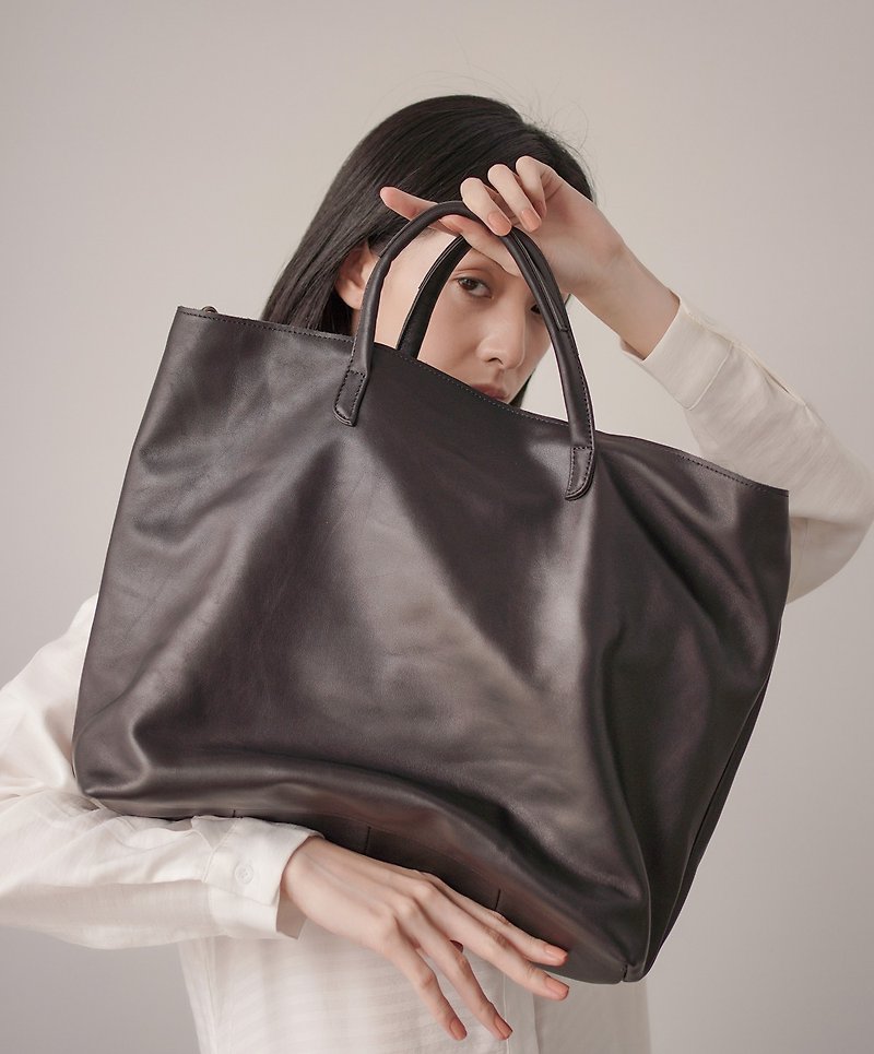 Minimalist soft urban casual tote bag in leather - กระเป๋าถือ - หนังแท้ สีดำ