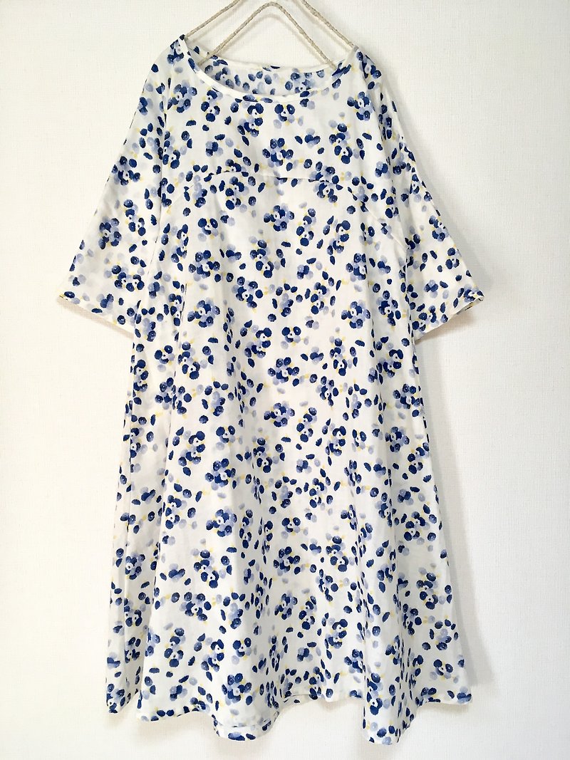 Flower pattern flare dress - ชุดเดรส - ผ้าฝ้าย/ผ้าลินิน ขาว