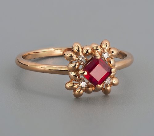 Daizy Jewellery 14 k gold ring with ruby and diamonds.