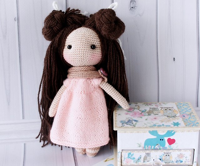 服を着た小さな人形、かわいいウォルドルフ人形、幼児の柔らかい人形