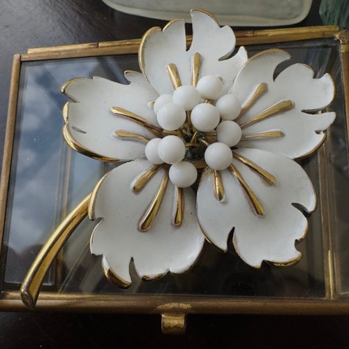新品即決 Kramer Vintage signed Pin Floral Enamel White Flower Brooch その他