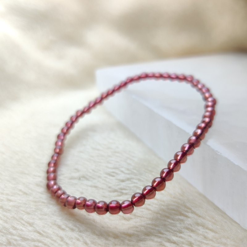 [Customized product] Burgundy Stone 6-10mm Garnet natural crystal bracelet - Bracelets - Crystal Red