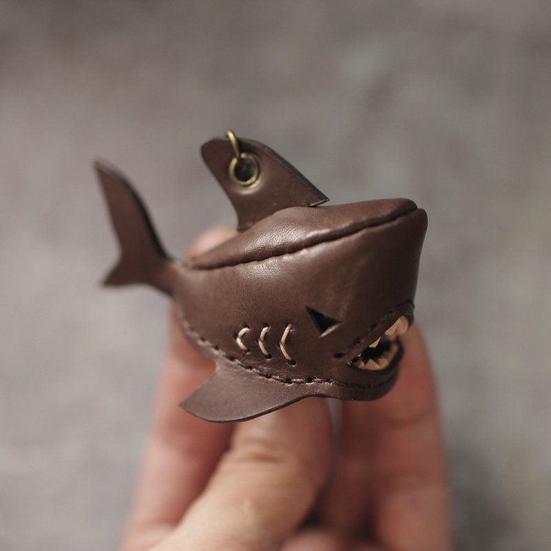 ONE+ Bruce shark Key holder - ที่ห้อยกุญแจ - หนังแท้ สีนำ้ตาล