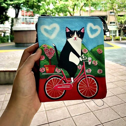 Sleepyville Critters 酷樂村 騎著腳踏車的貓咪多功能手機包/斜背包 - 酷樂村 現貨販售