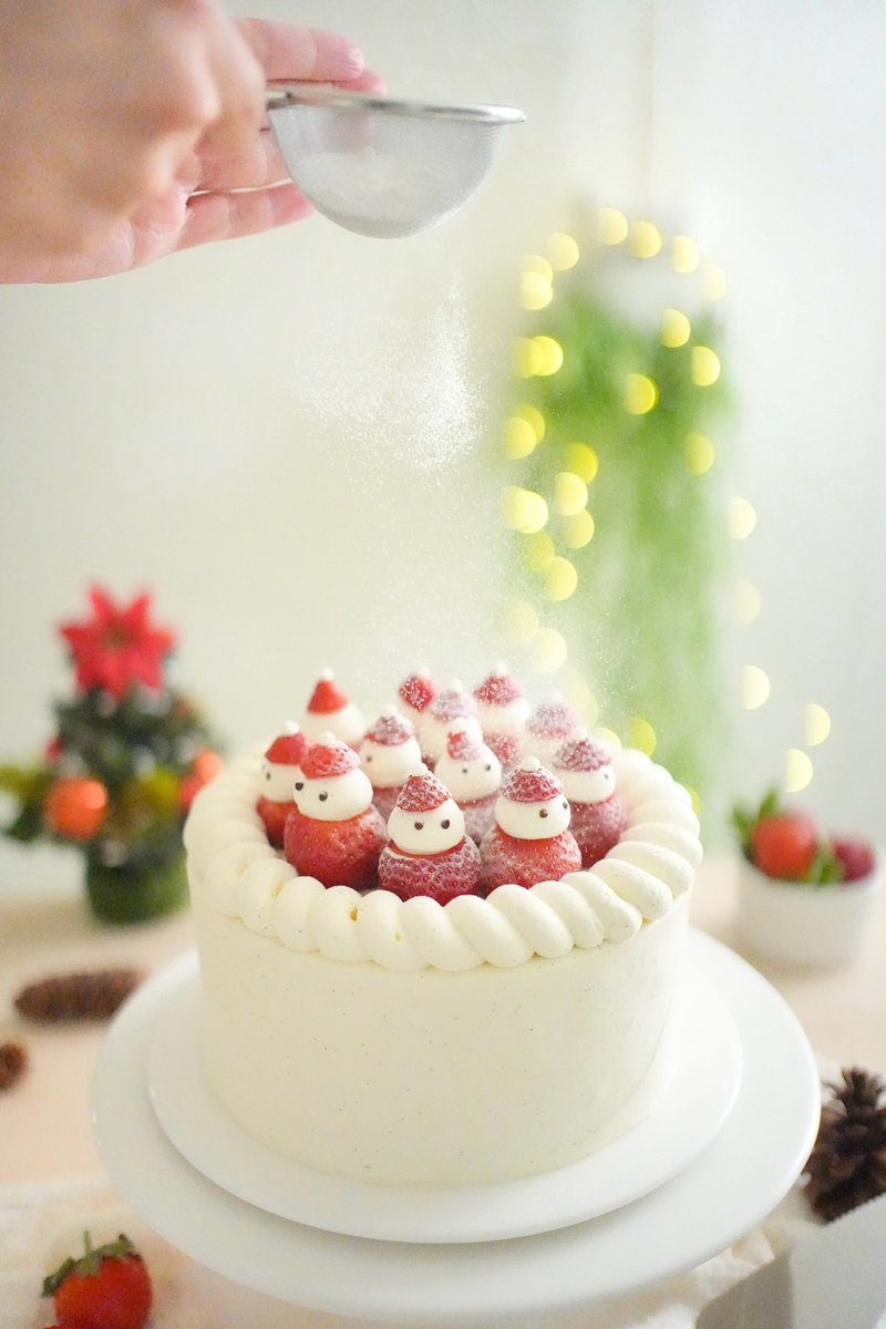 Christmas strawberry whipped cream cake. Physical dessert course. Small class teaching - Cuisine - Fresh Ingredients 