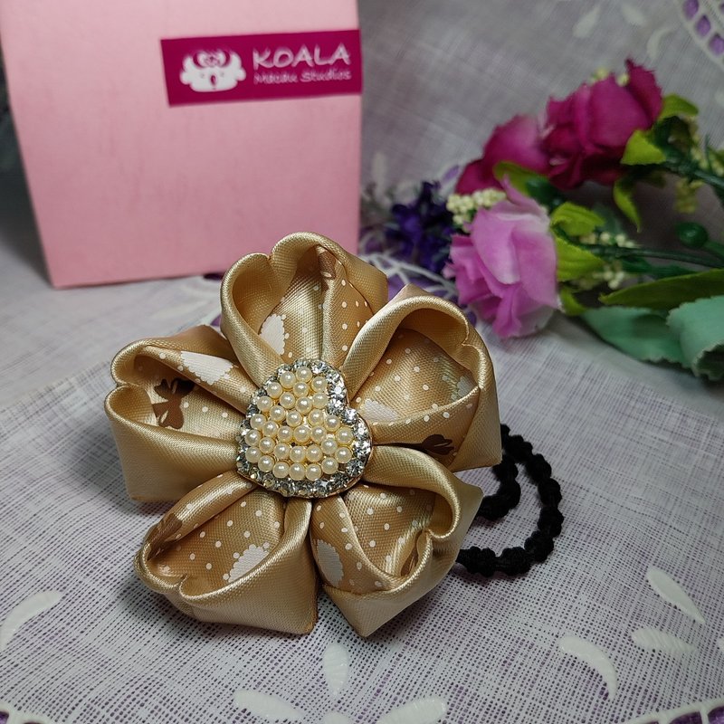 Japanese style flower hair tie - เครื่องประดับผม - วัสดุอื่นๆ สีกากี