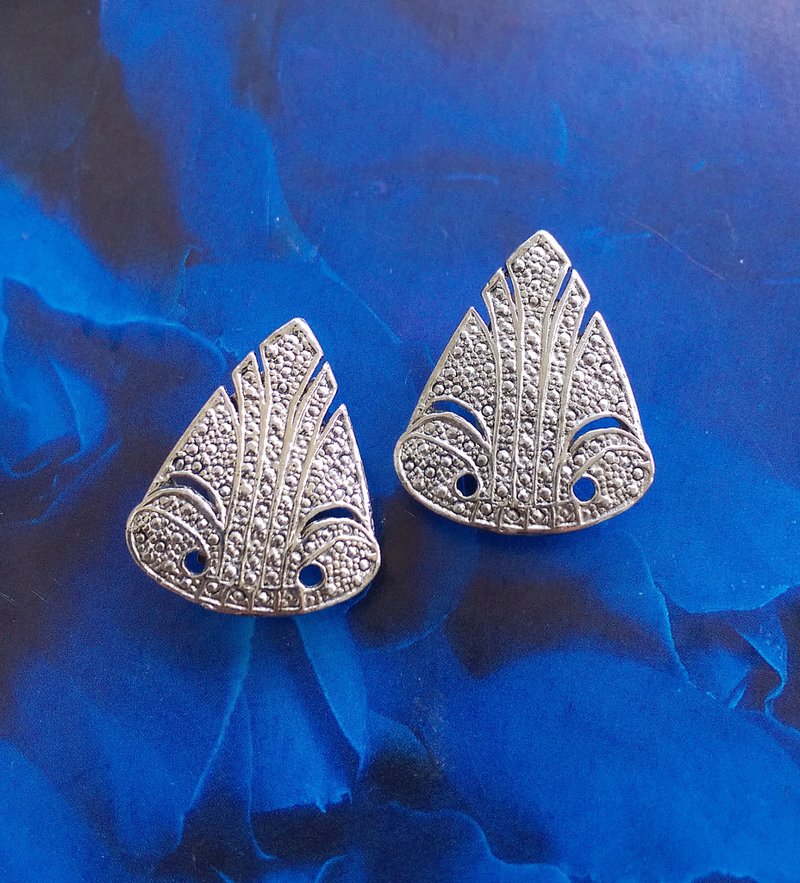 【西洋アンティークジュエリー】シルバートーンの三角盾型粒状エンボスパーソナライズクリップノンホールピアスイヤリング - ピアス・イヤリング - その他の素材 ゴールド