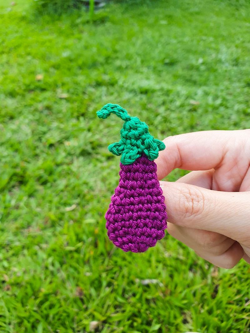 Eggplant Pin Crochet Hand Knitted Pin - เข็มกลัด - ผ้าฝ้าย/ผ้าลินิน สีม่วง