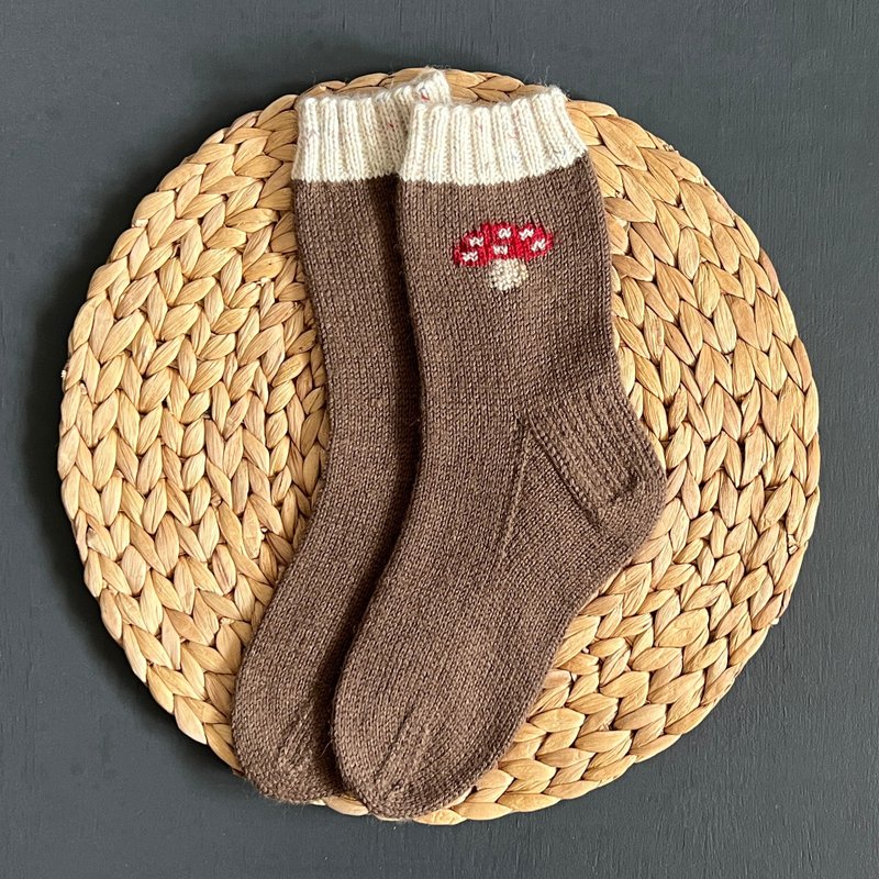 Handmade knitted womens socks/ Warm knitted accessory - 襪子 - 羊毛 咖啡色