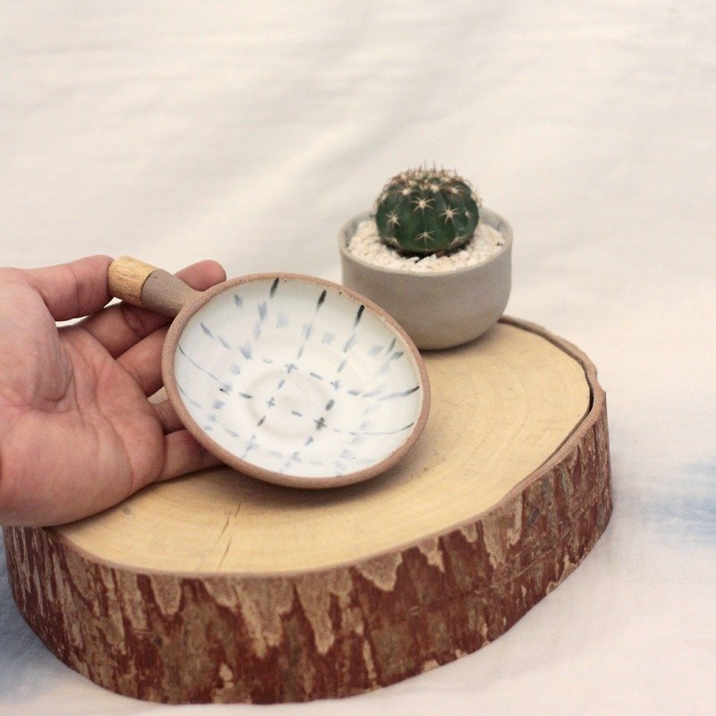 3.2.6. studio: Handmade ceramic tree bowl with wooden handle. - 花瓶/花器 - 紙 白色
