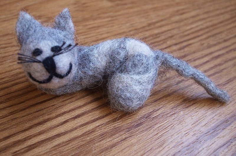 felted cat brooch, needle felted,animal pin - Brooches - Wool Gray