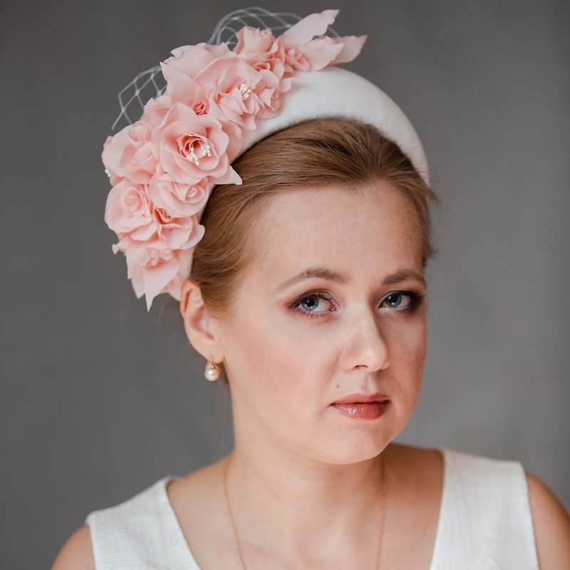 Bridal padded headband with blusher birdcage veil. Wedding fascinator - 髮帶/頭箍 - 其他材質 白色