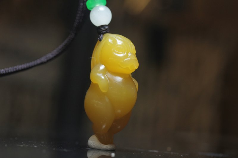 【招財旺】生肖狗掛件吊墜吊飾毛衣鏈項鏈創意雕刻送禮佳品 - 項鍊 - 玉石 橘色