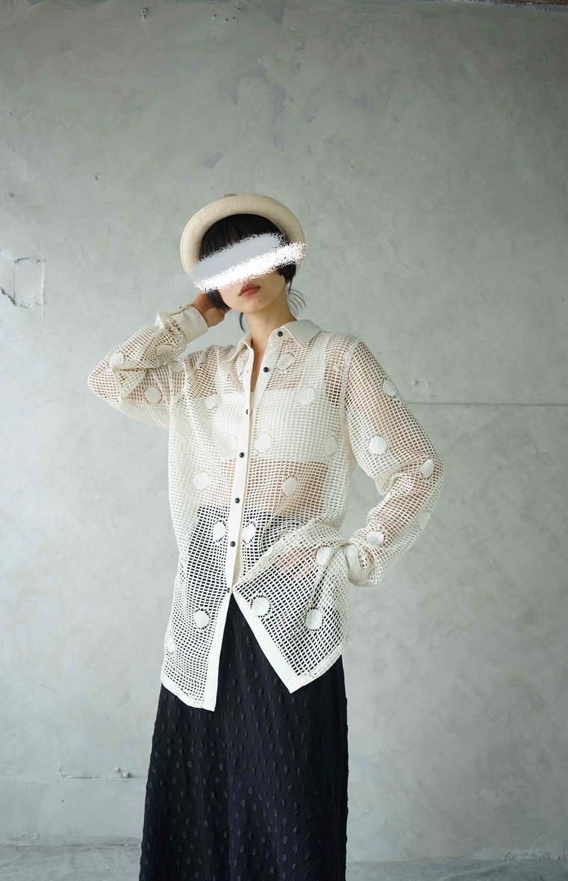 Treasure hunt vintage clothing-pure white basket knitted polka dot loose shirt blouse - เสื้อเชิ้ตผู้หญิง - เส้นใยสังเคราะห์ ขาว