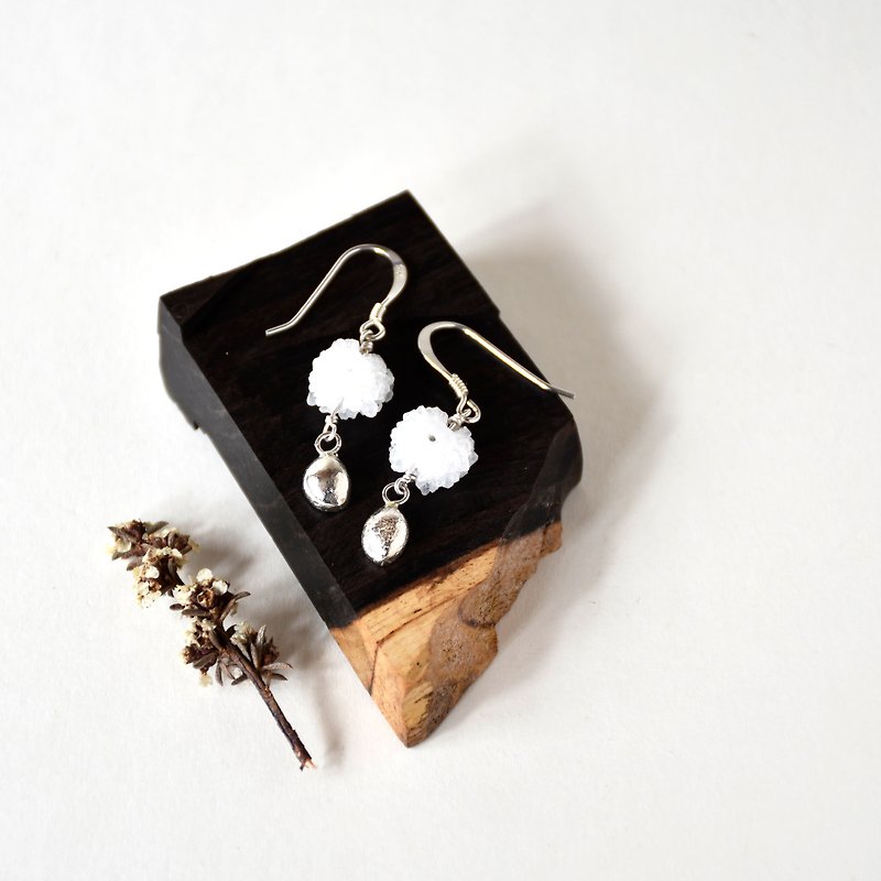 Hand-made natural crystal flower with drop-shaped 925 Silver dangling earrings // natural Gemstone - ต่างหู - เครื่องเพชรพลอย ขาว