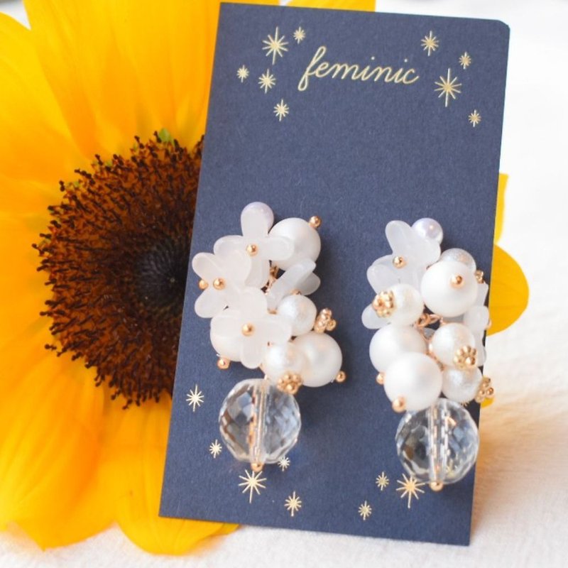 White pearl & flower earrings - Earrings & Clip-ons - Other Materials White