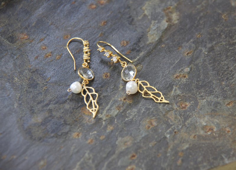 Leaf Elf Crystal Natural Pearl Earrings / crystal & water pearl earring - ต่างหู - กระดาษ สีทอง