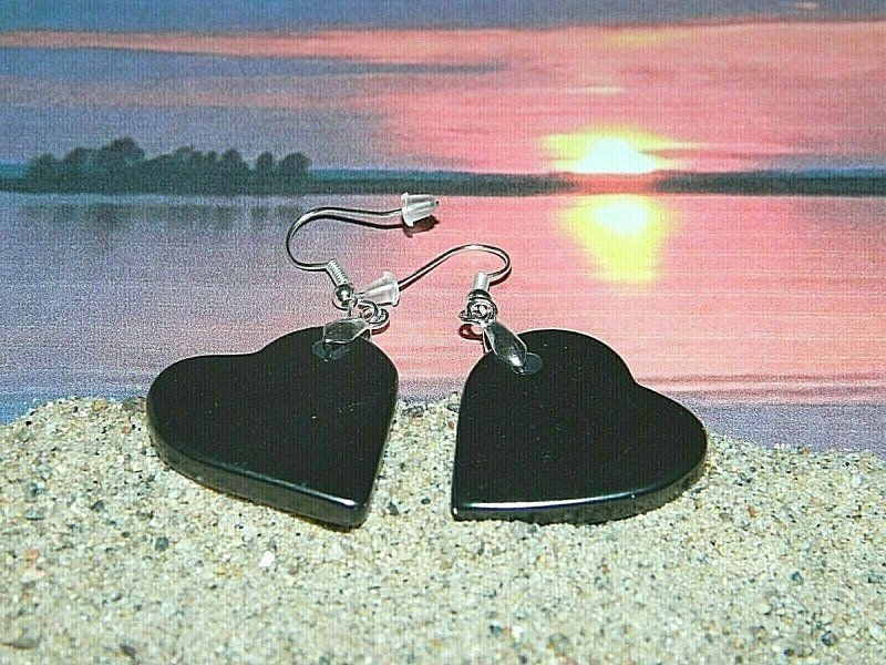 Heart shungite earrings, cute chakra energy jewelry - 耳環/耳夾/耳骨夾 - 石頭 黑色