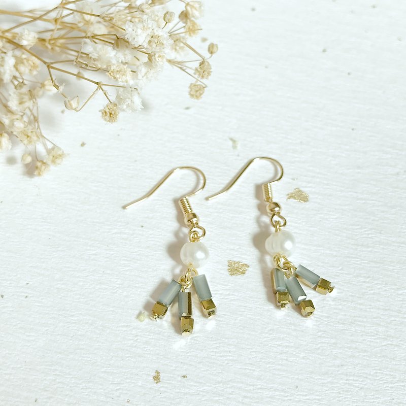 Dark blue crystal tassel natural pearl earrings can be changed to Clip-On Christmas gift - ต่างหู - โลหะ สีทอง