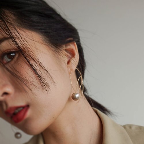 Olivia Yao Jewellery 女神雕花珍珠14k合金耳環 Varuna