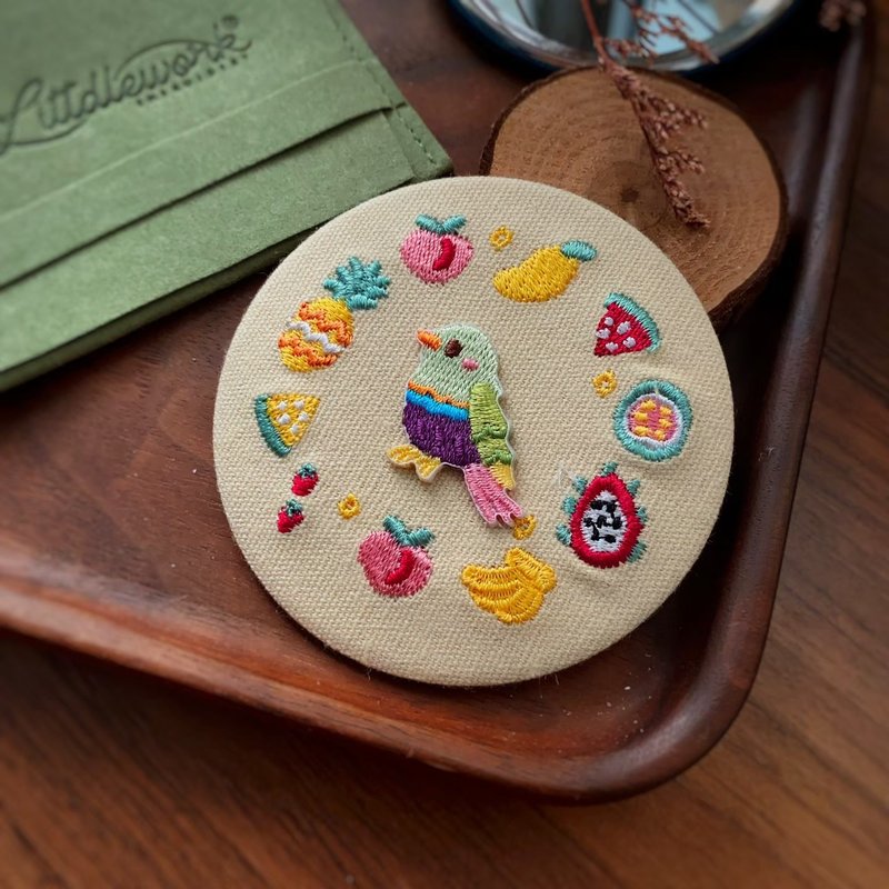 【選圖客製】 刺繡馬口鏡(附麂皮袋) - 台灣水果 - 彩妝刷具/鏡子/梳子 - 棉．麻 多色