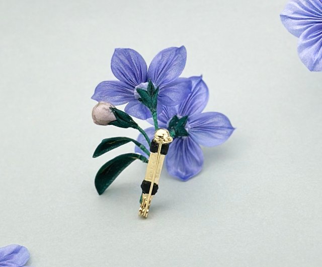 繊細な花びら キキョウのブローチ 手染め羽二重 /桔梗 つまみ